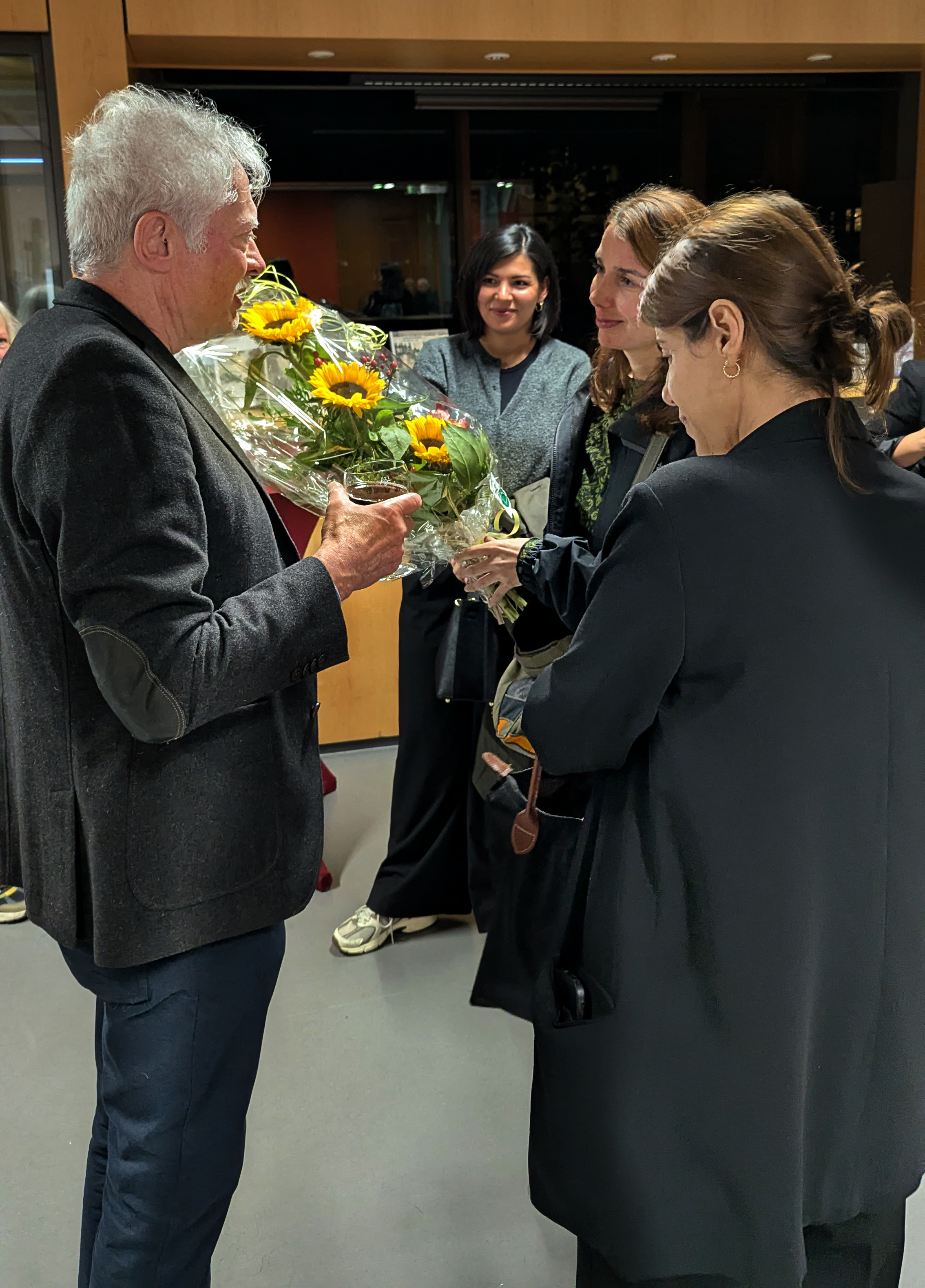 Blumen für den Regisseur Walter L. Brähler / © Nico Brähler